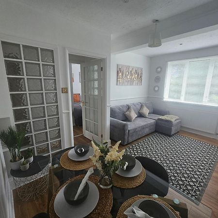 St Albans City Stays - Near Luton Airport - St Albans Abbey & City Train Station - Close To London- Harry Potter World - The Odyssey Cinema - Abbey Cathedral- Contractors I Business I Leisure- Sleeps Upto 6 People 외부 사진