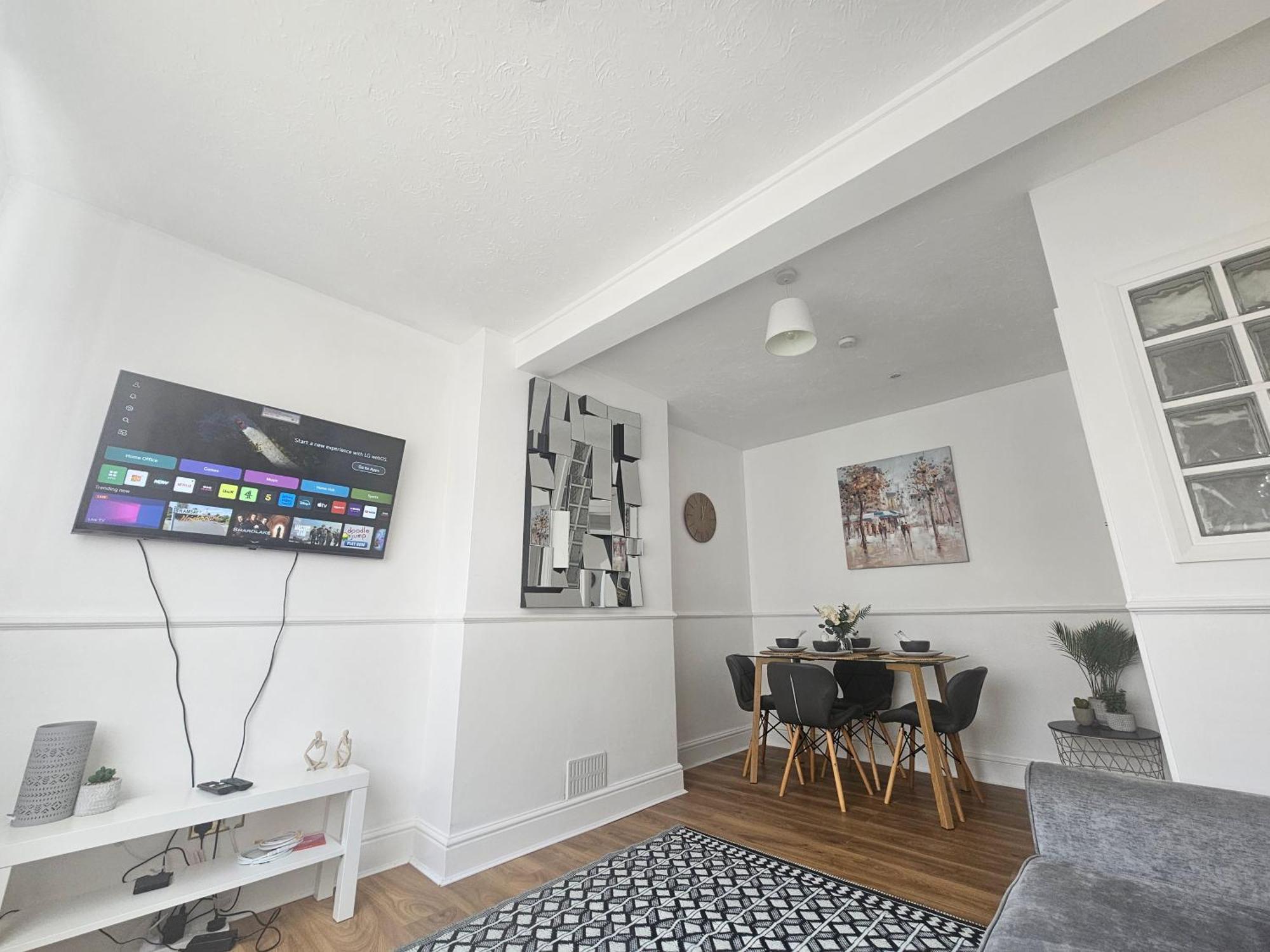 St Albans City Stays - Near Luton Airport - St Albans Abbey & City Train Station - Close To London- Harry Potter World - The Odyssey Cinema - Abbey Cathedral- Contractors I Business I Leisure- Sleeps Upto 6 People 외부 사진